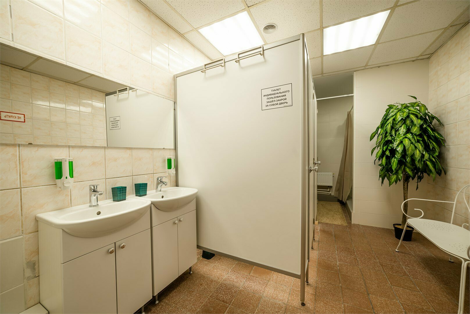 Кровать в четырехместном мужском номере