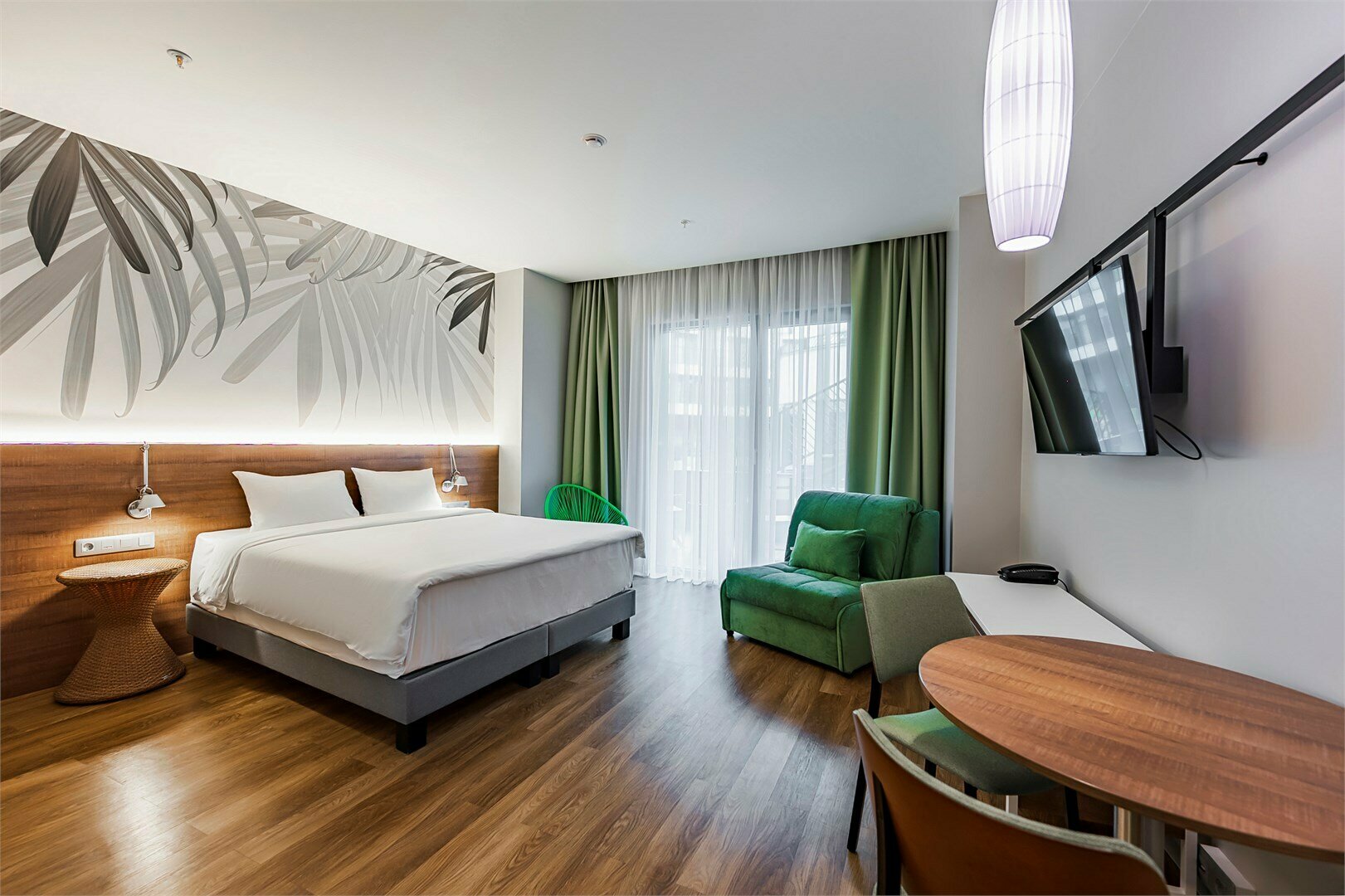 Семейная студия с видом на патио