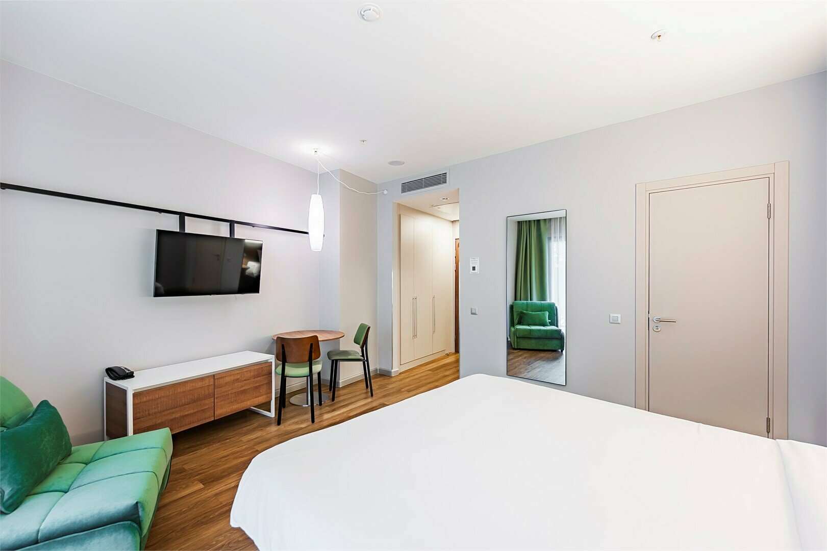 Семейная студия с видом на патио