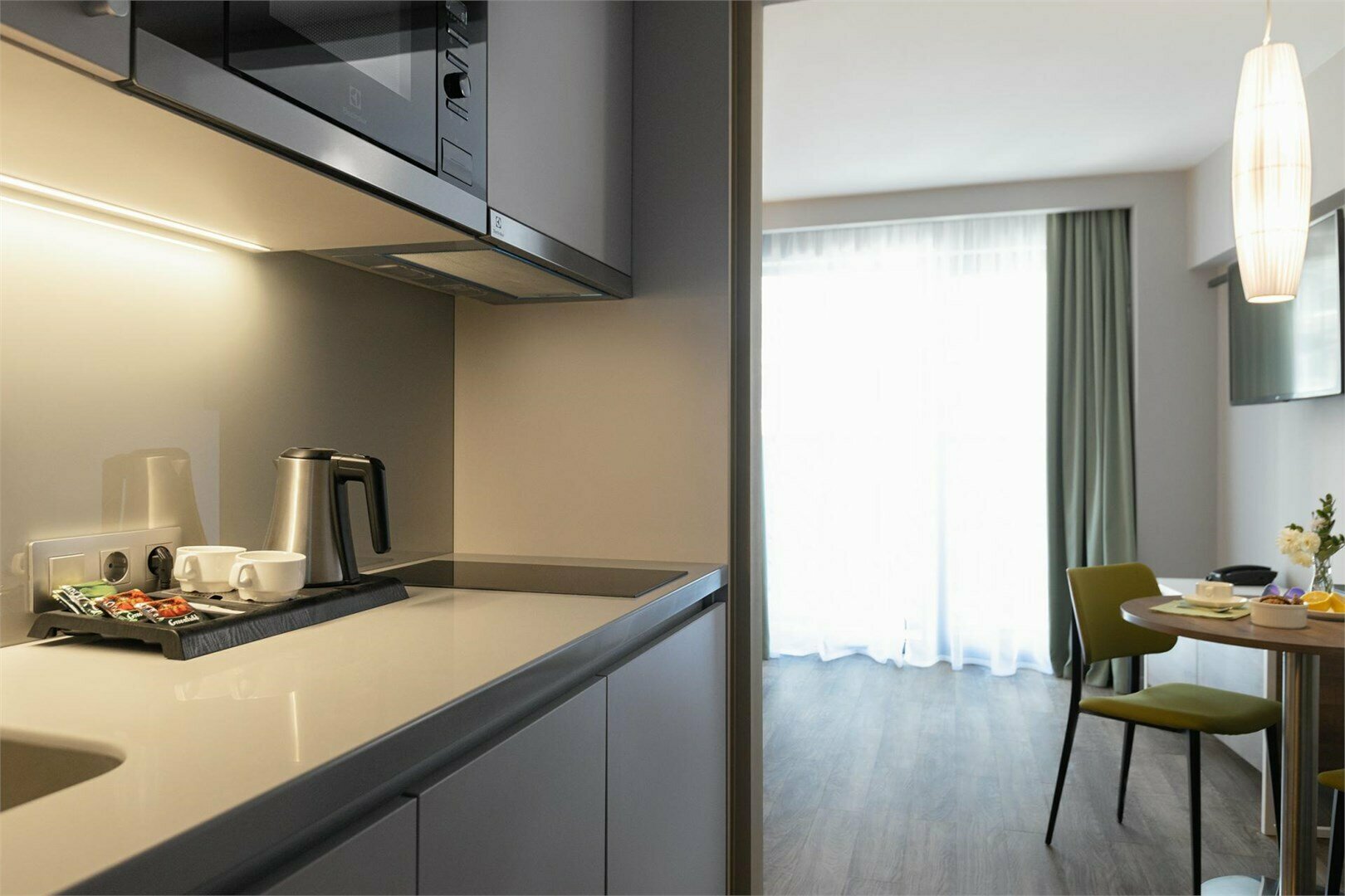 Студия с французским балконом и видом на патио