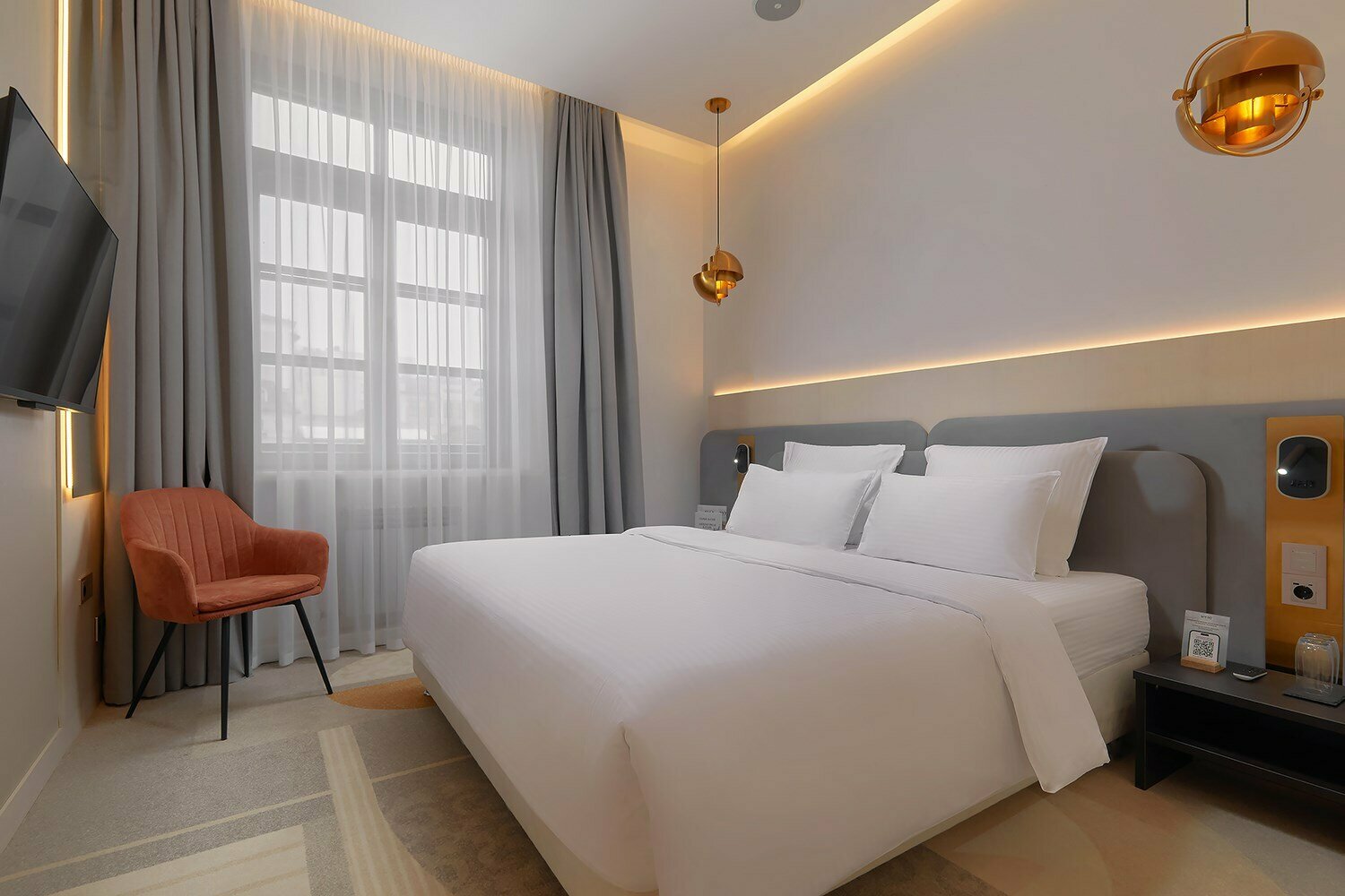 Двухкомнатный люкс с большой кроватью и диваном