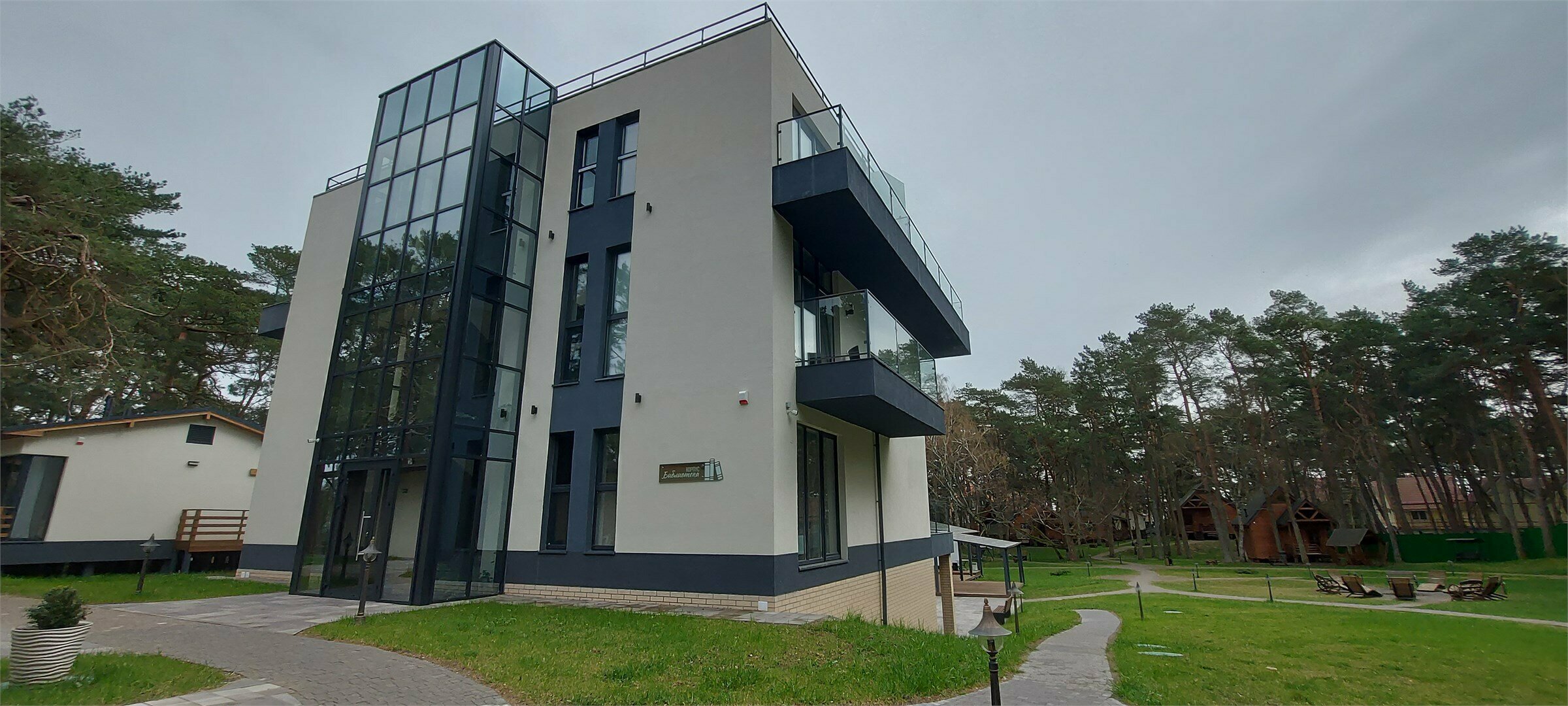 Двухместный номер (1 кровать) с балконом к. Библиотека