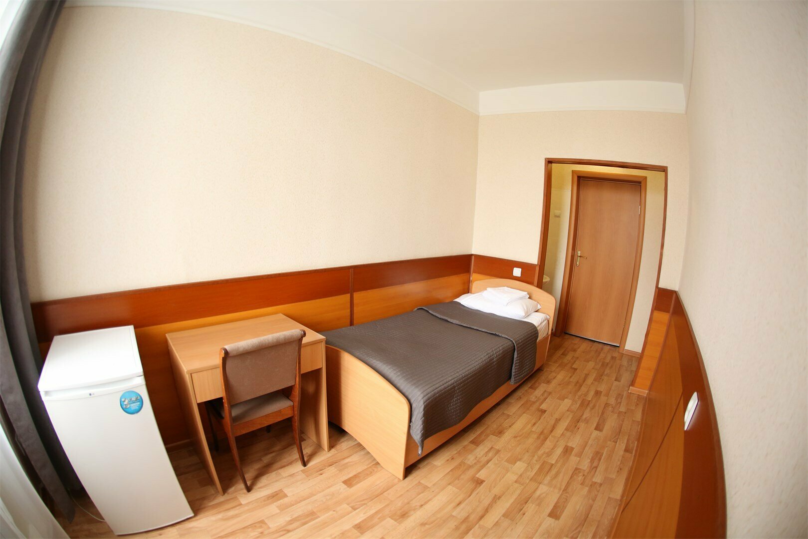 Одноместный однокомнатный номер с общем санузлом и душем (на этажах)