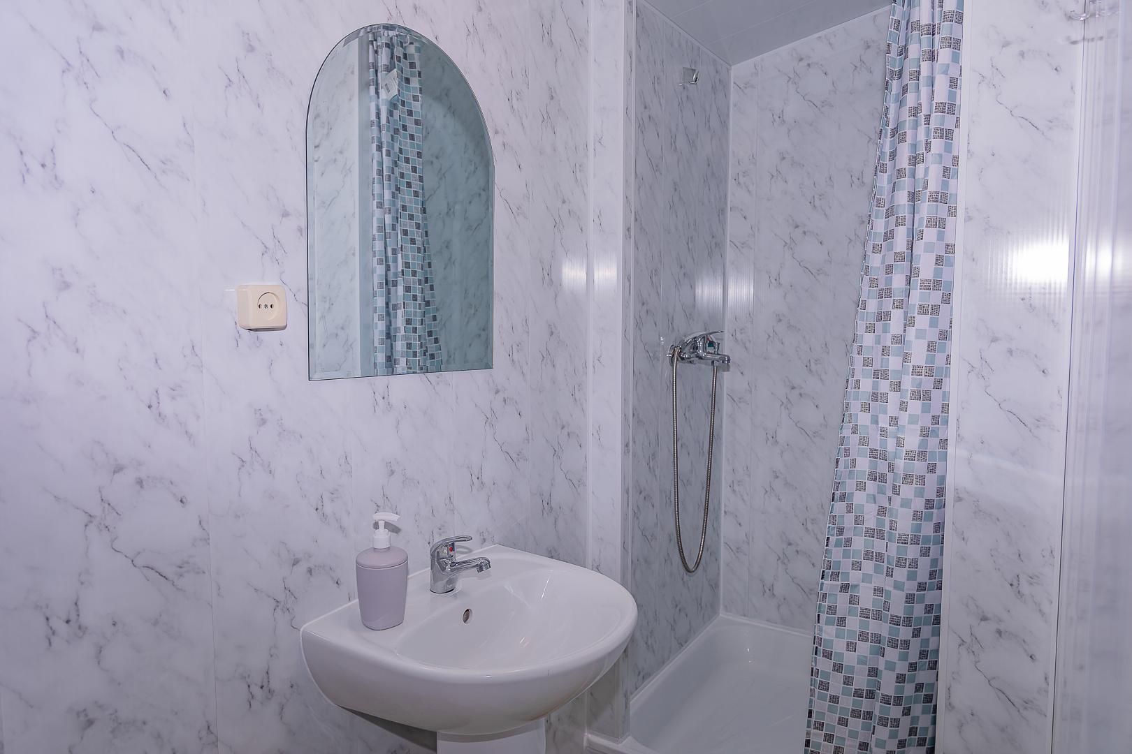 Трехместный номер с собственной ванной комнатой