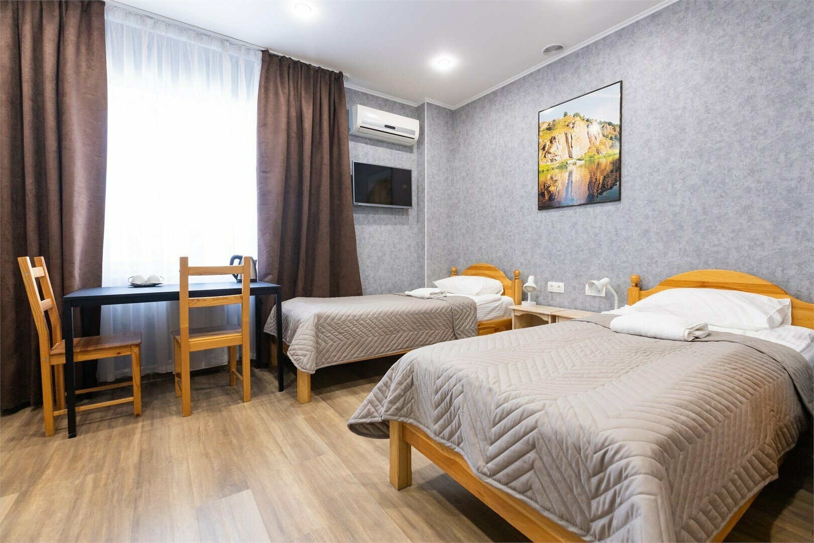 Стандартный номер с 2 односпальными кроватями и диваном