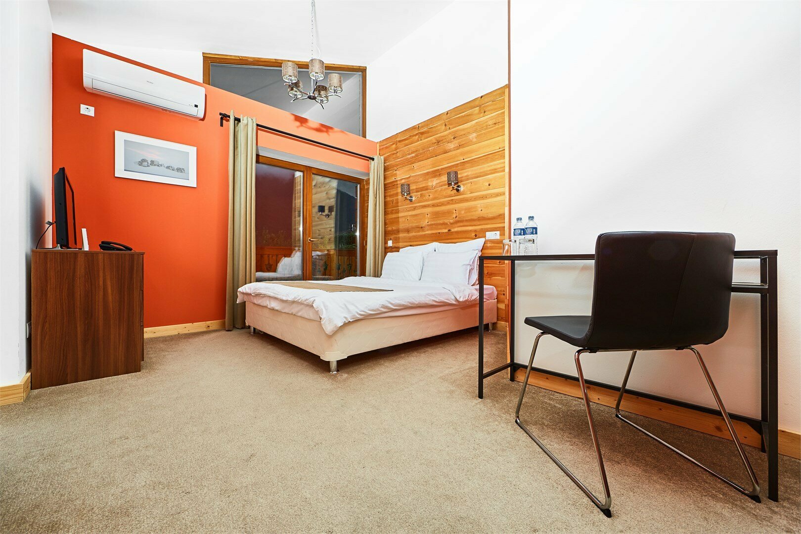 Двухместная комната с 1 кроватью, балконом с видом на горы, с ванной