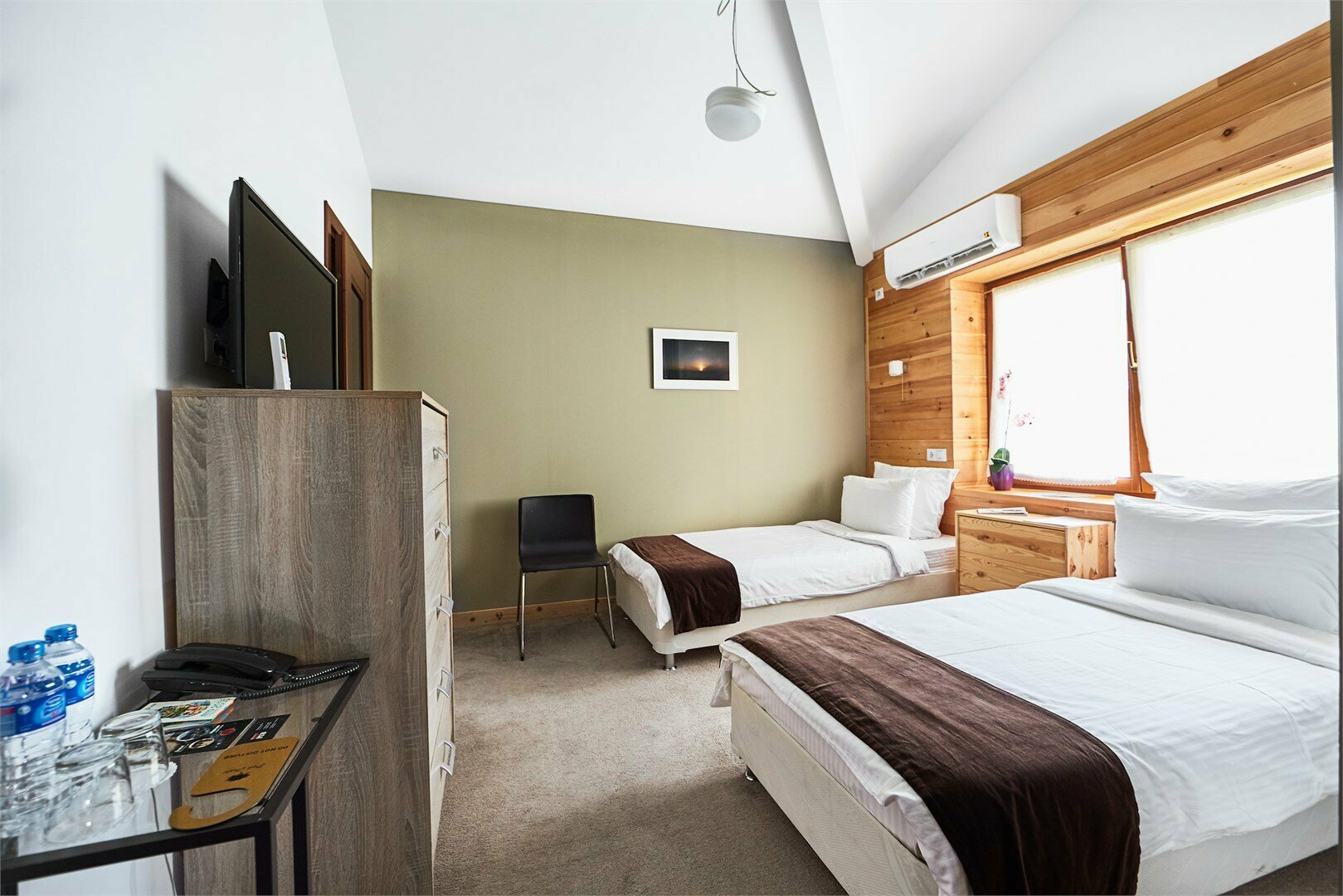 Небольшая двухместная комната с 2 отдельными кроватями