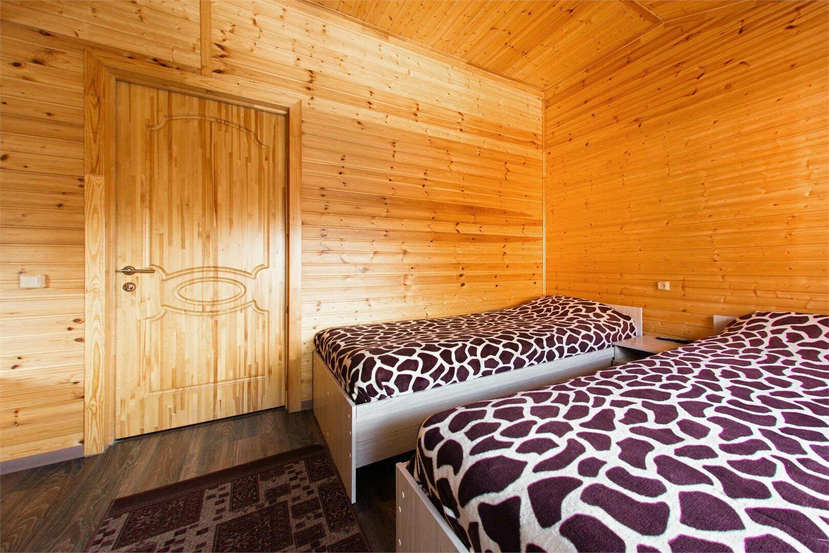 Двухместный номер с 2 отдельными кроватями и общим туалетом