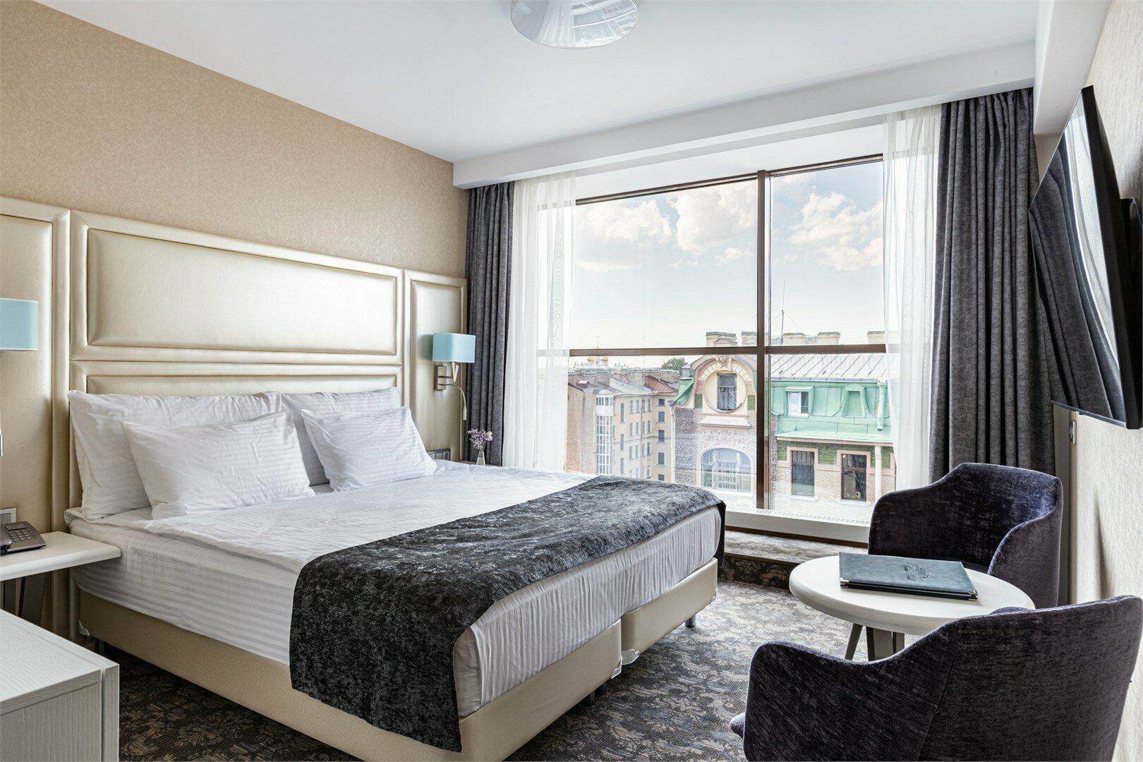 Супериор панорамный с красивым видом на город