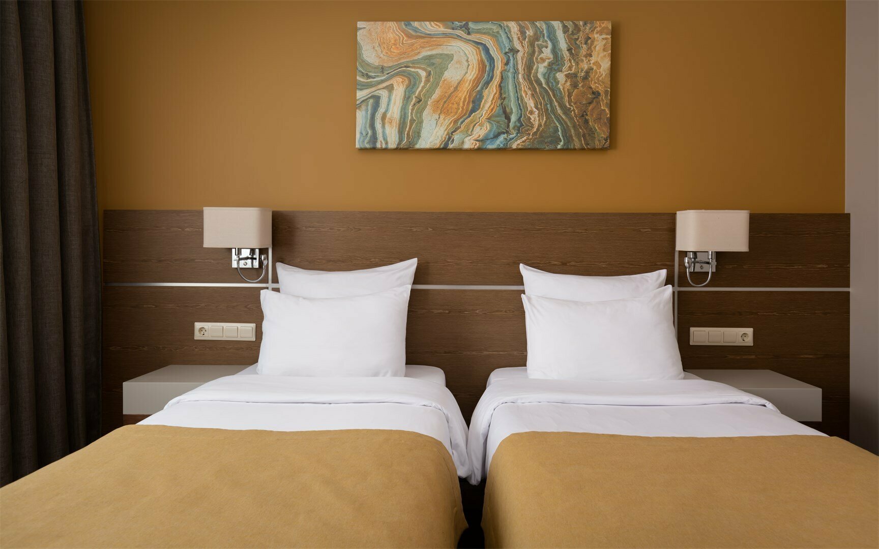 JUNIOR с одной двуспальной кроватью или двумя раздельными и видом на Олимпийскую деревню (без балкона)