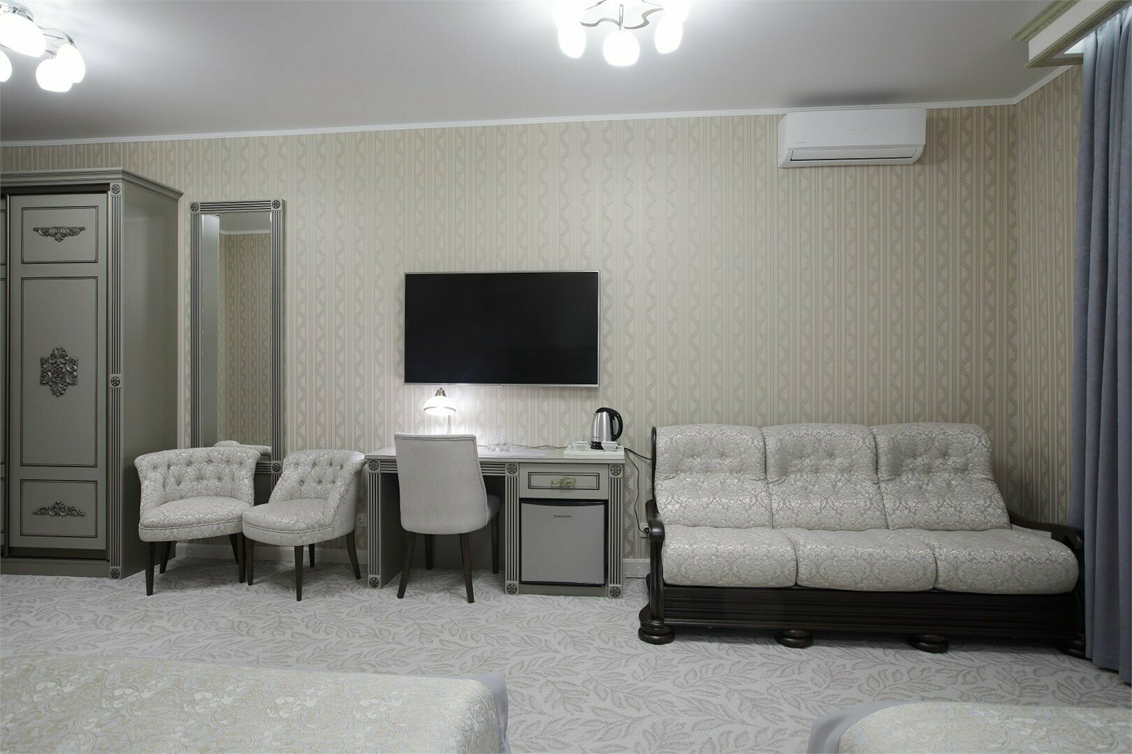 Стандарт с двумя полутороспальными кроватями и диваном