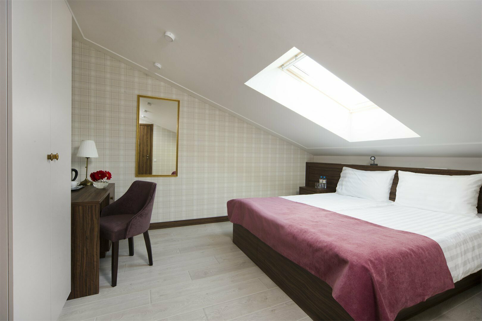 Небесный номер с мансардным окном