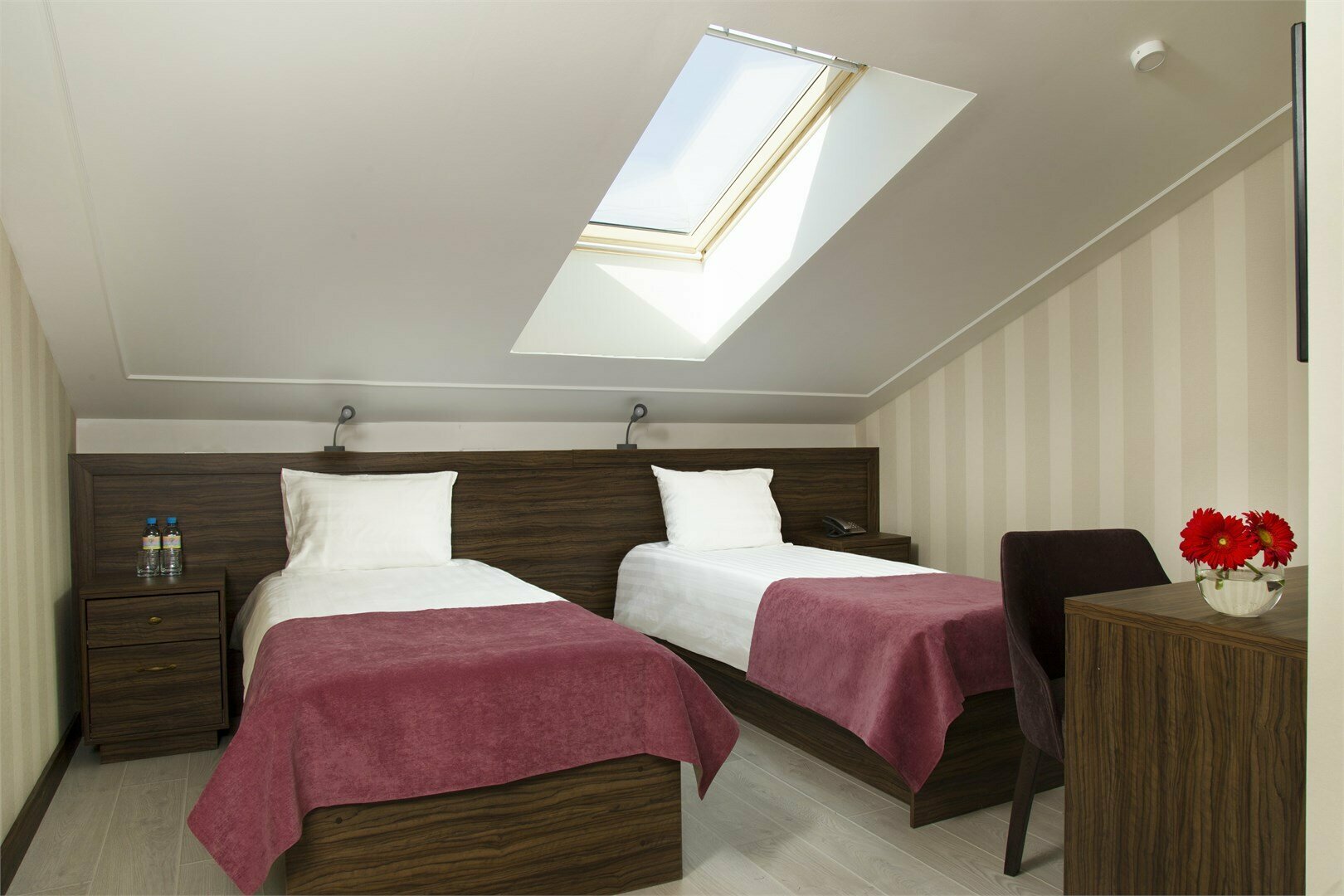 Небесный номер с мансардным окном