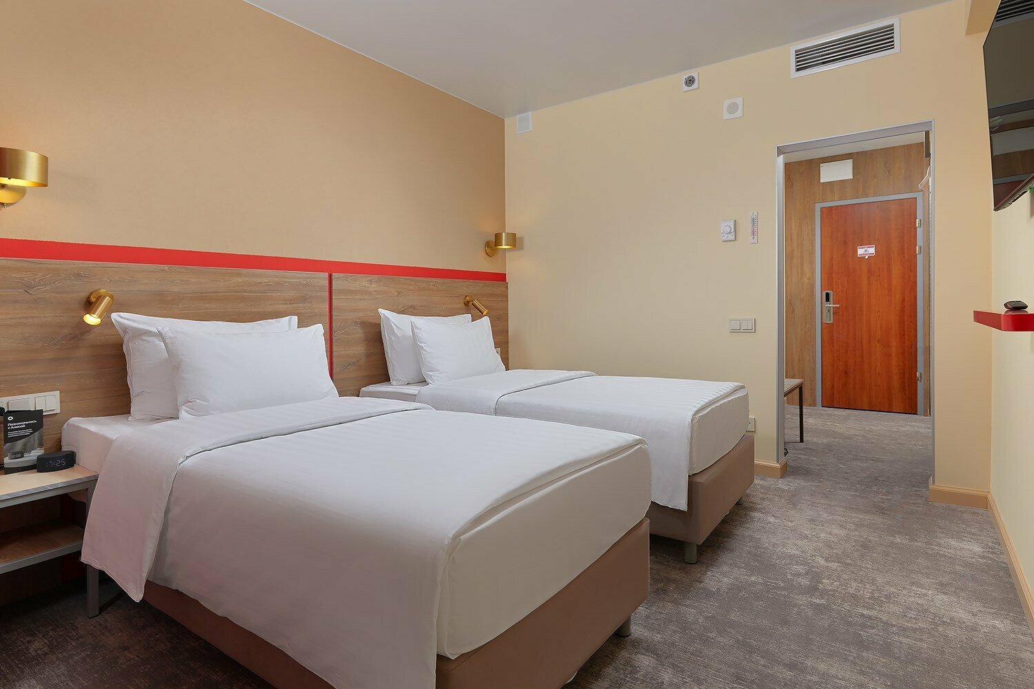 Арт с двумя раздельными кроватями