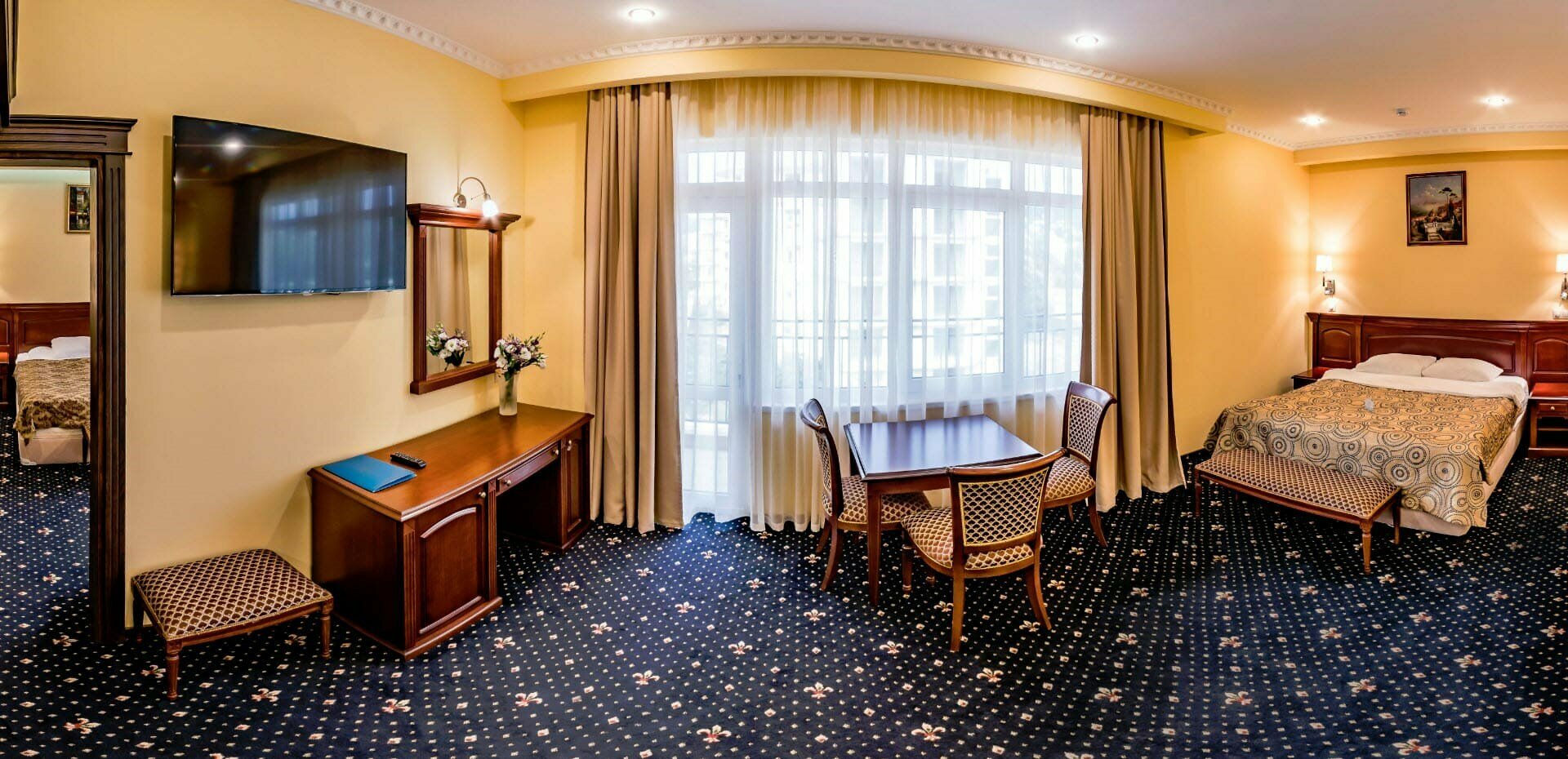 Корпус "МОРСКОЙ БРИЗ" номер "Люкс двухкомнатный с балконами"