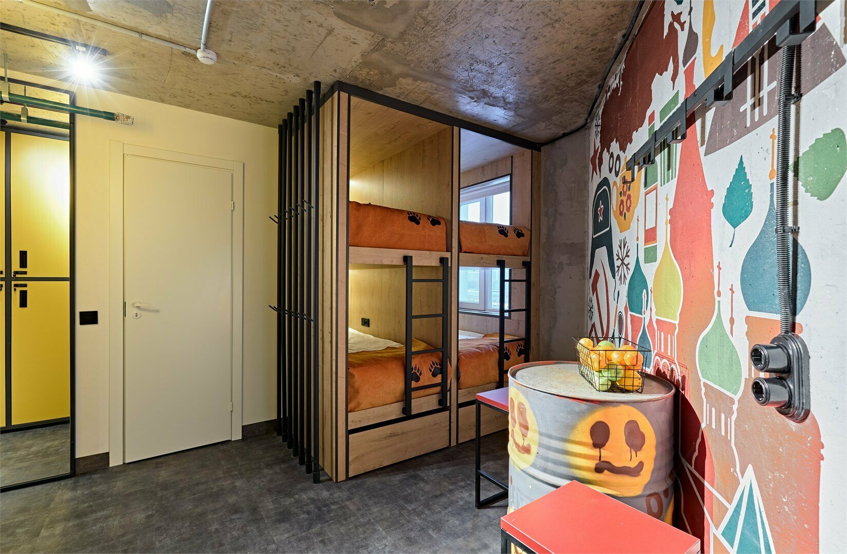 Односпальная кровать в общем номере