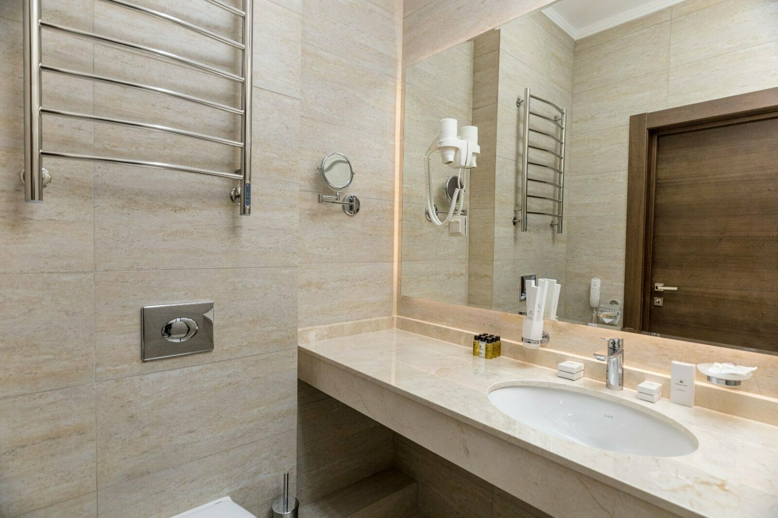 Номер Deluxe с балконом и видом на бассейн - с 2 односпальными кроватями