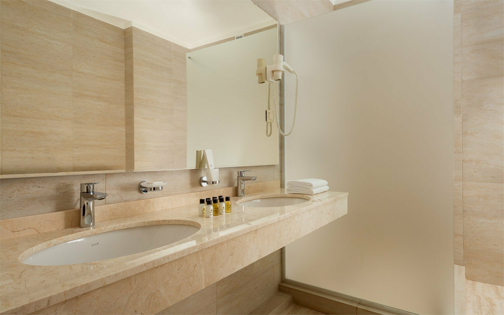 Номер Family Room с большой двуспальной, кресло-кроватью и диван-кроватью