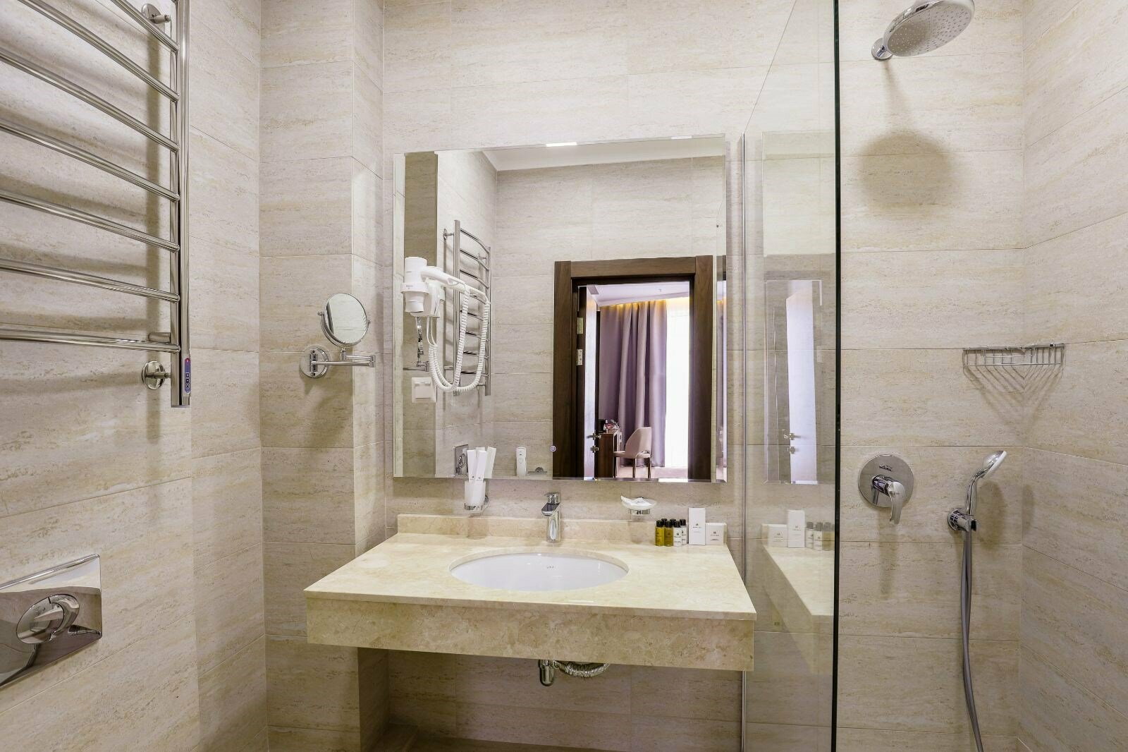 Номер Deluxe + с балконом и 2 односпальными кроватями