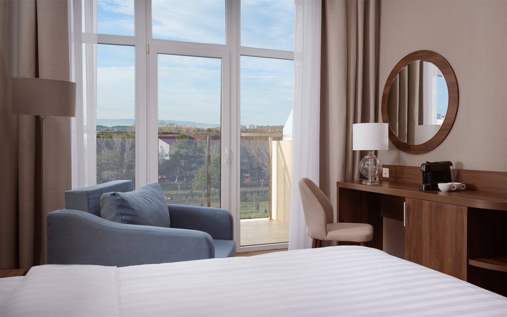 Номер Deluxe с балконом и видом на бассейн - с 2 односпальными кроватями