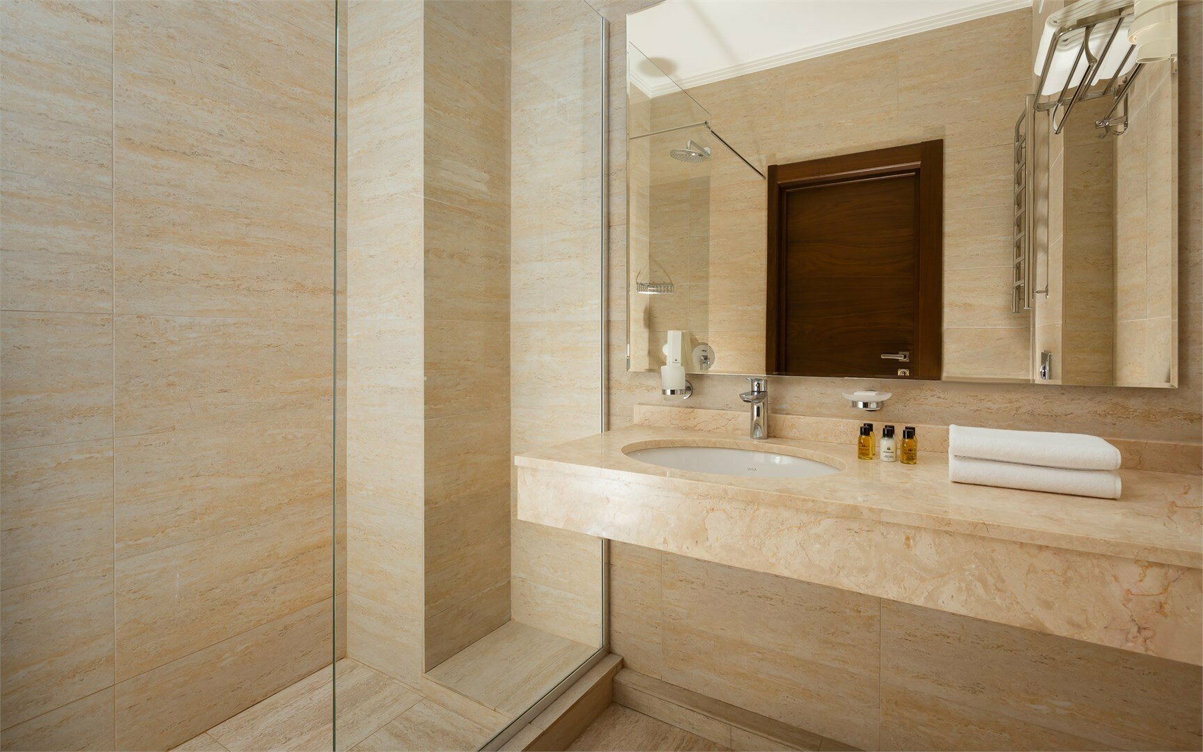 Номер Family Room Premium с двуспальной кроватью, односпальной кроватью и диваном