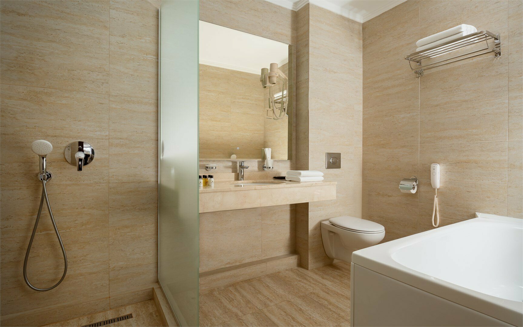 Номер Family Room Premium с двуспальной кроватью, односпальной кроватью и диваном