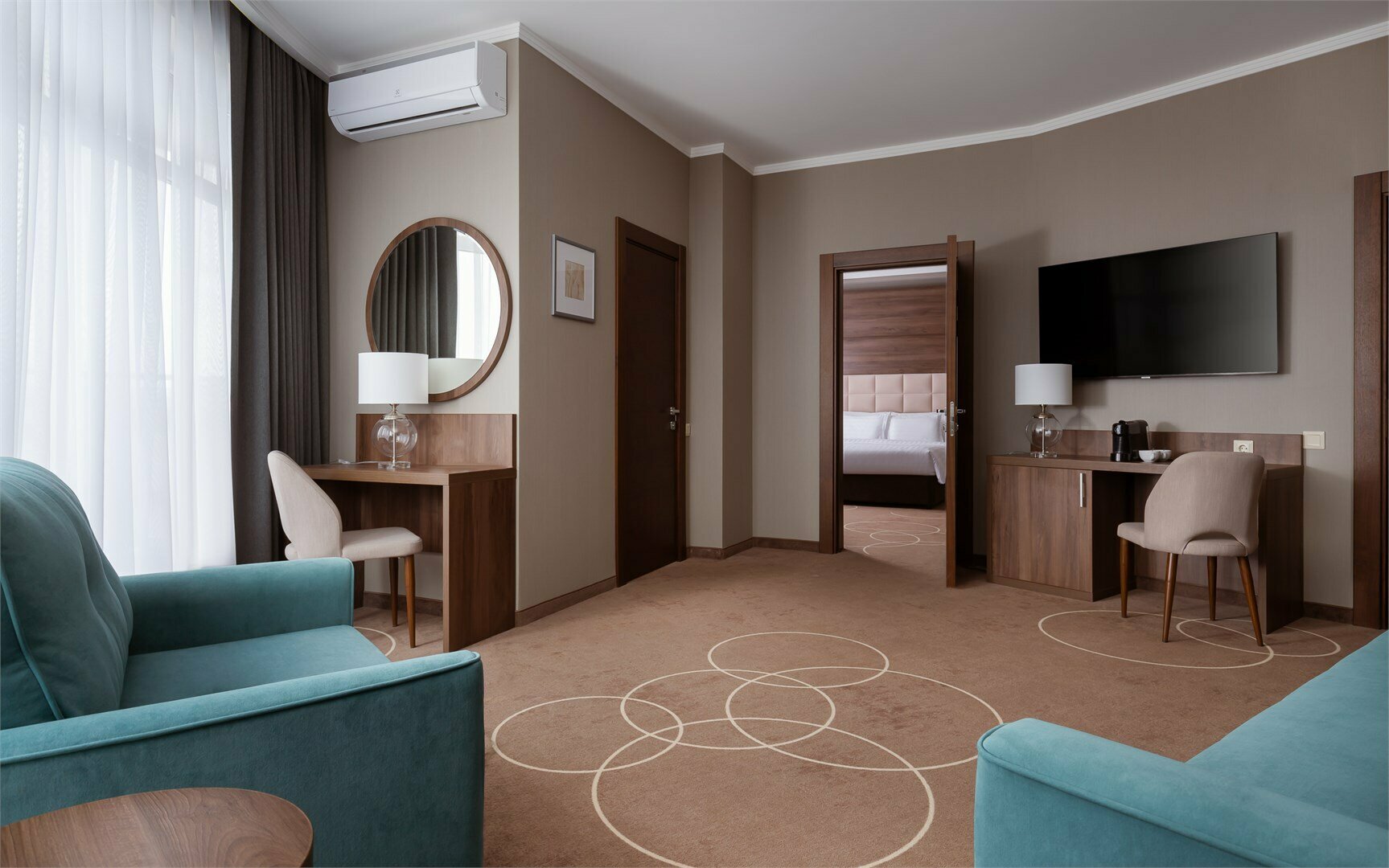 Номер Family Room с большой двуспальной, кресло-кроватью и диван-кроватью