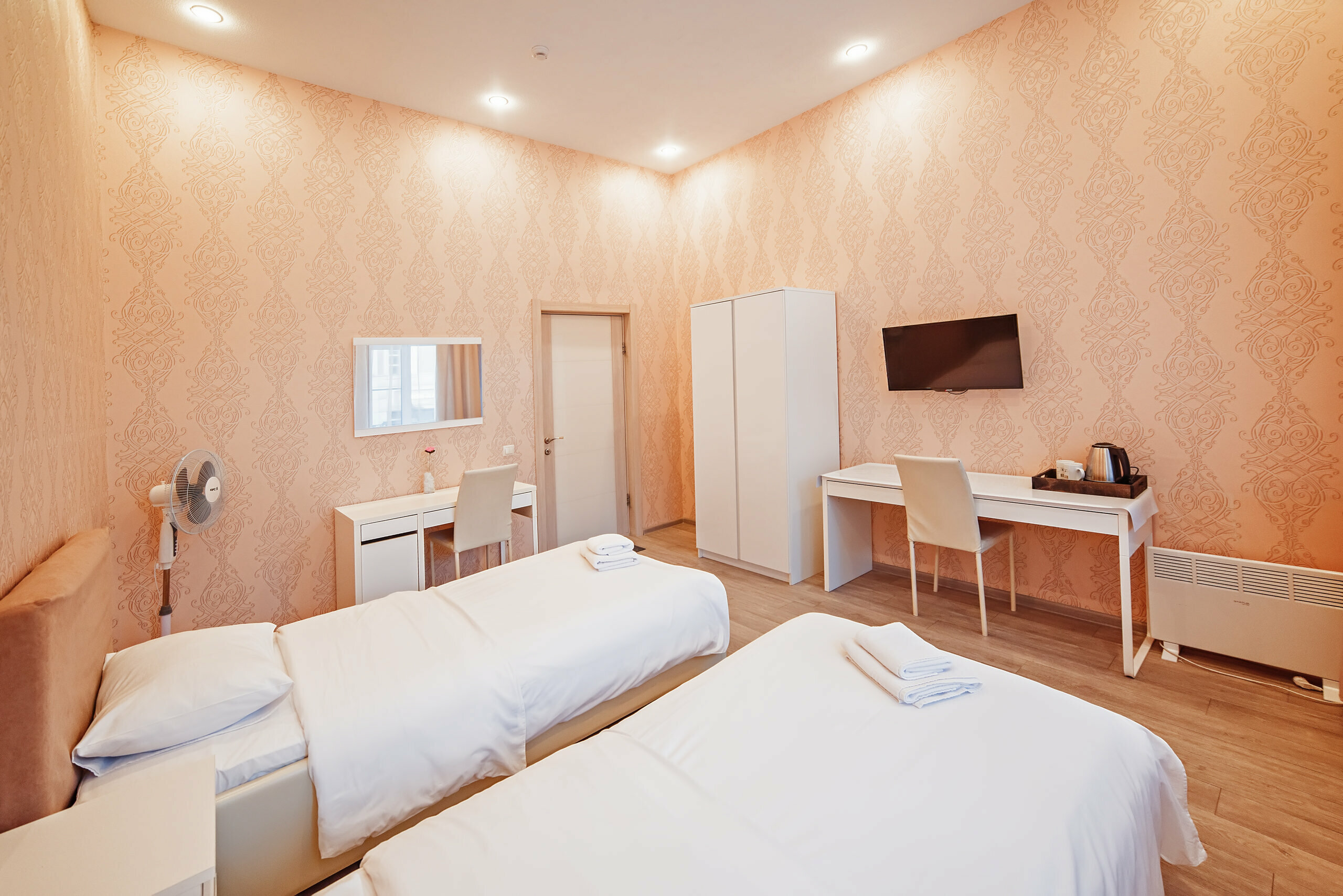 Двухместный номер с 2 отдельными кроватями и общей ванной комнатой