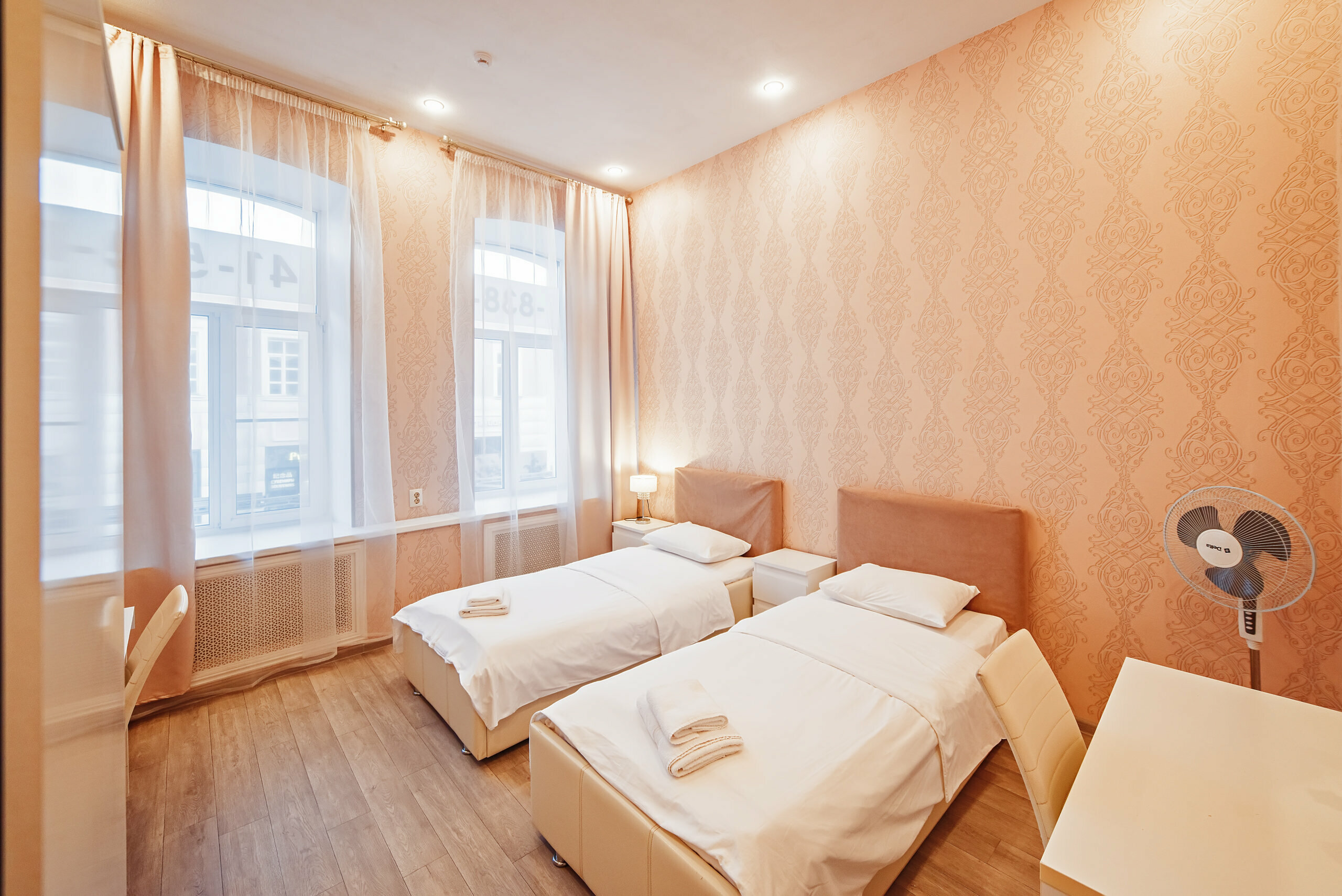 Двухместный номер с 2 отдельными кроватями и общей ванной комнатой