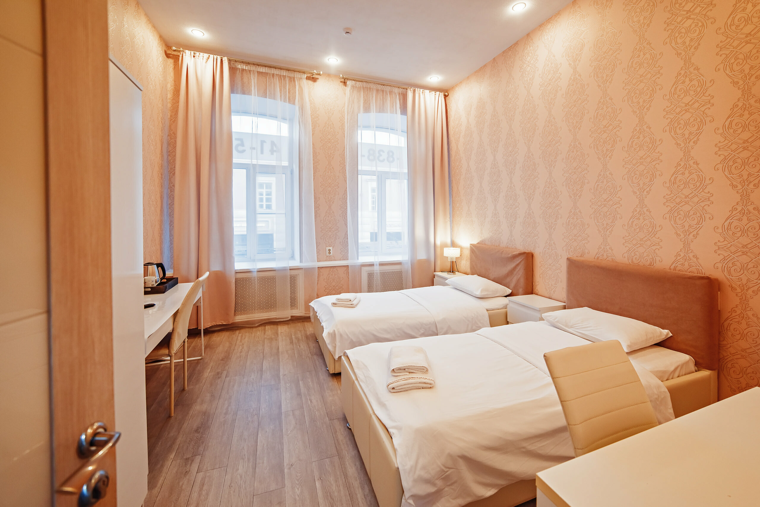 Двухместный номер с 2 отдельными кроватями и общей ванной комнатой