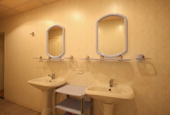 Трехместный номер эконом-класса с общей ванной комнатой
