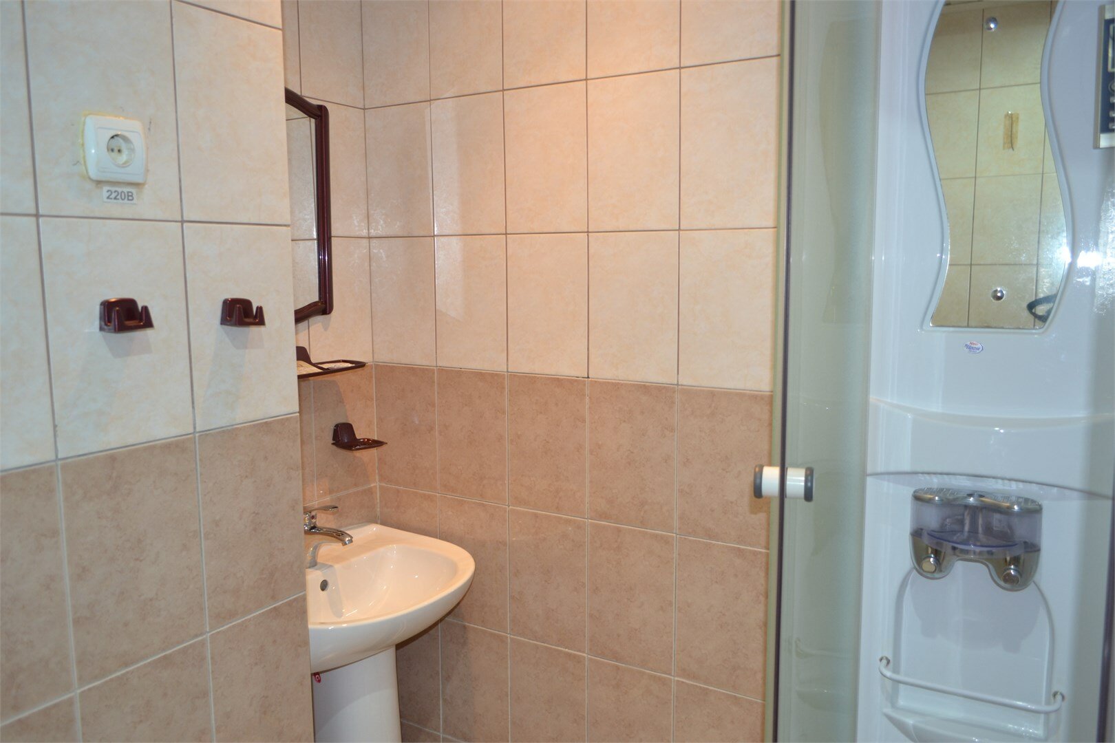 Двухкомнатный семейный номер с двумя раздельными кроватями и диваном