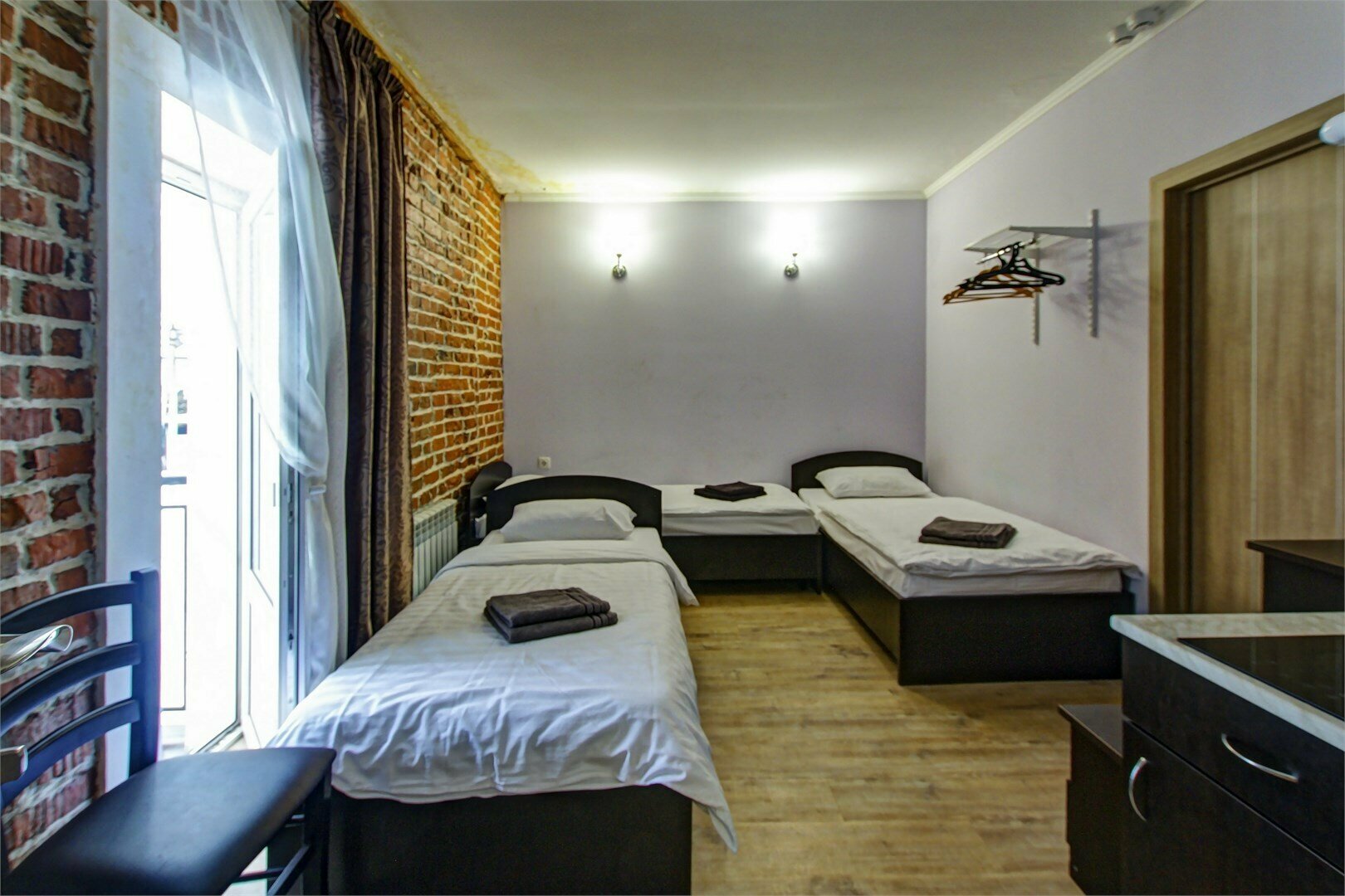 Трехместный номер с собственной ванной комнатой