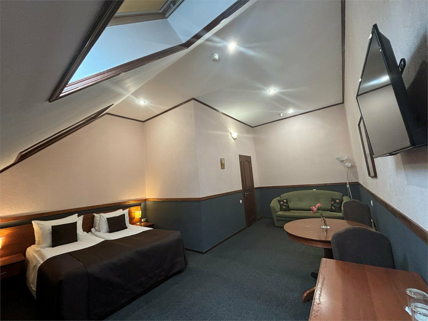 Улучшенный  номер с мансардным окном