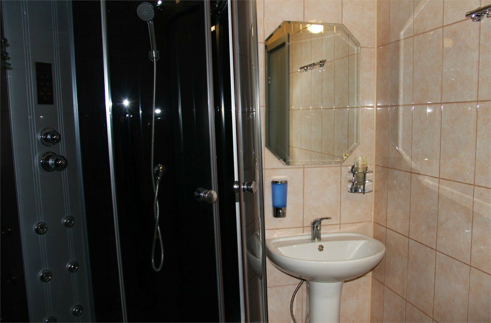 Двухместный номер с двуспальной кроватью и дополнительной кроватью