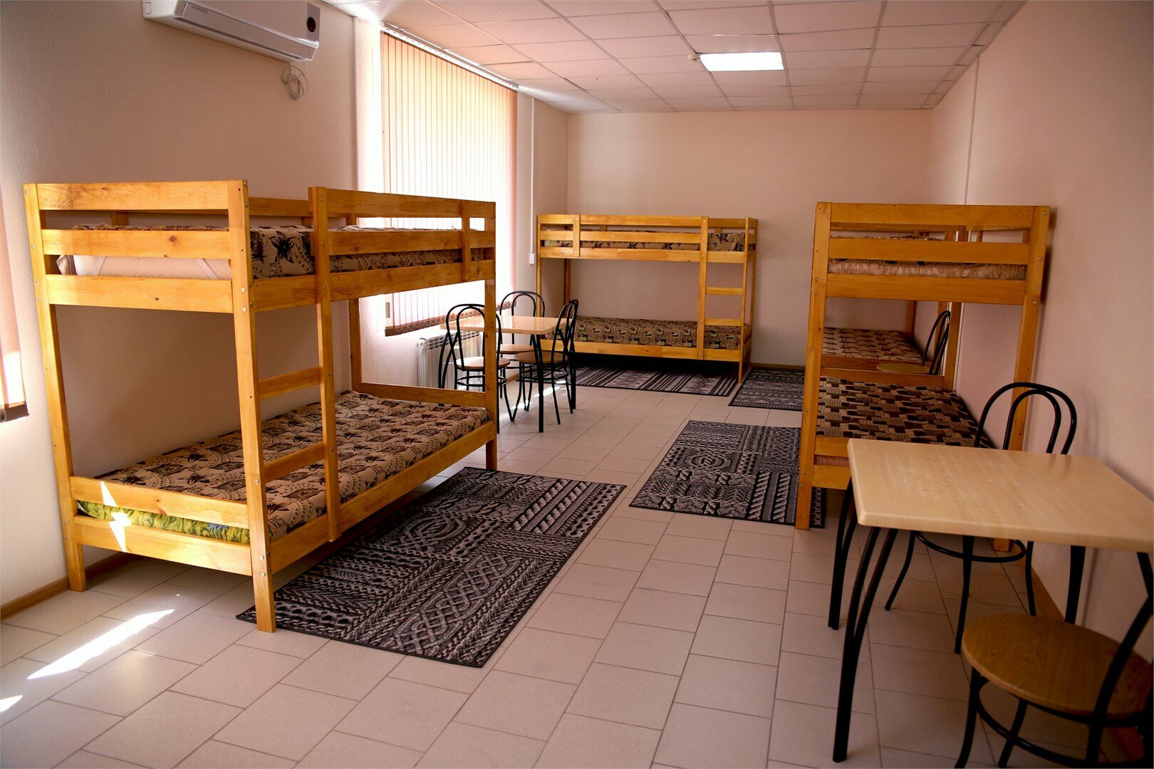 Общий номер для мужчин и женщин с 8 кроватями