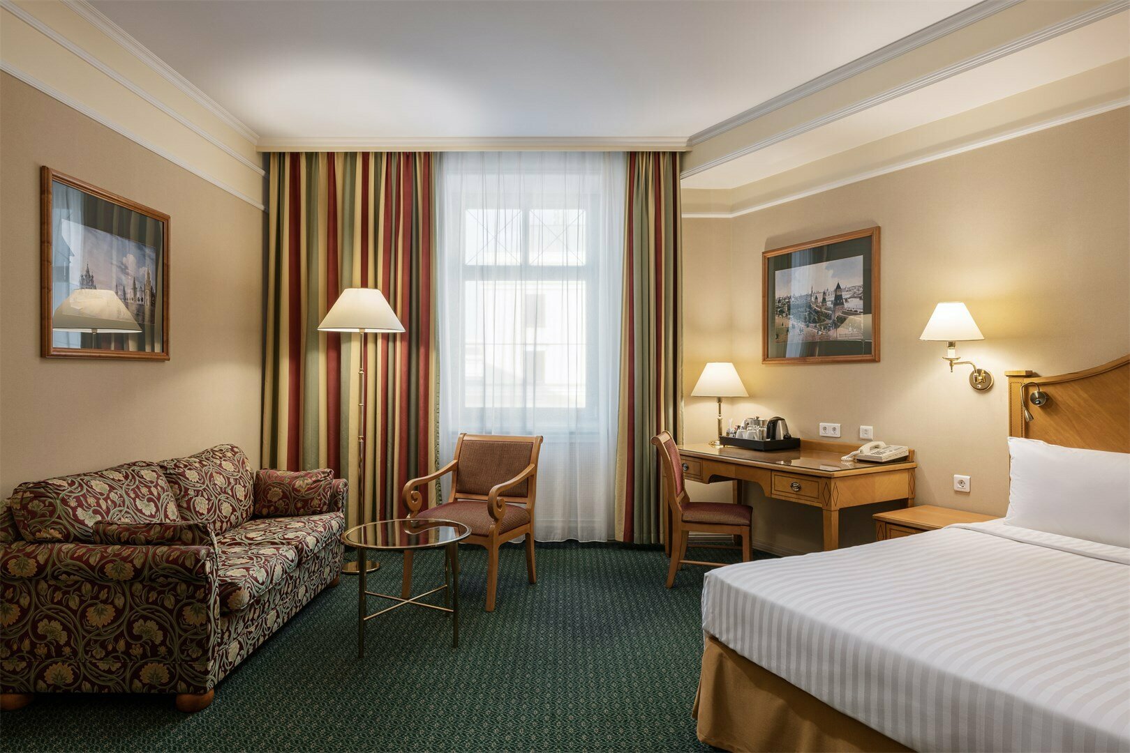 Улучшенный просторный номер с одной большой кроватью