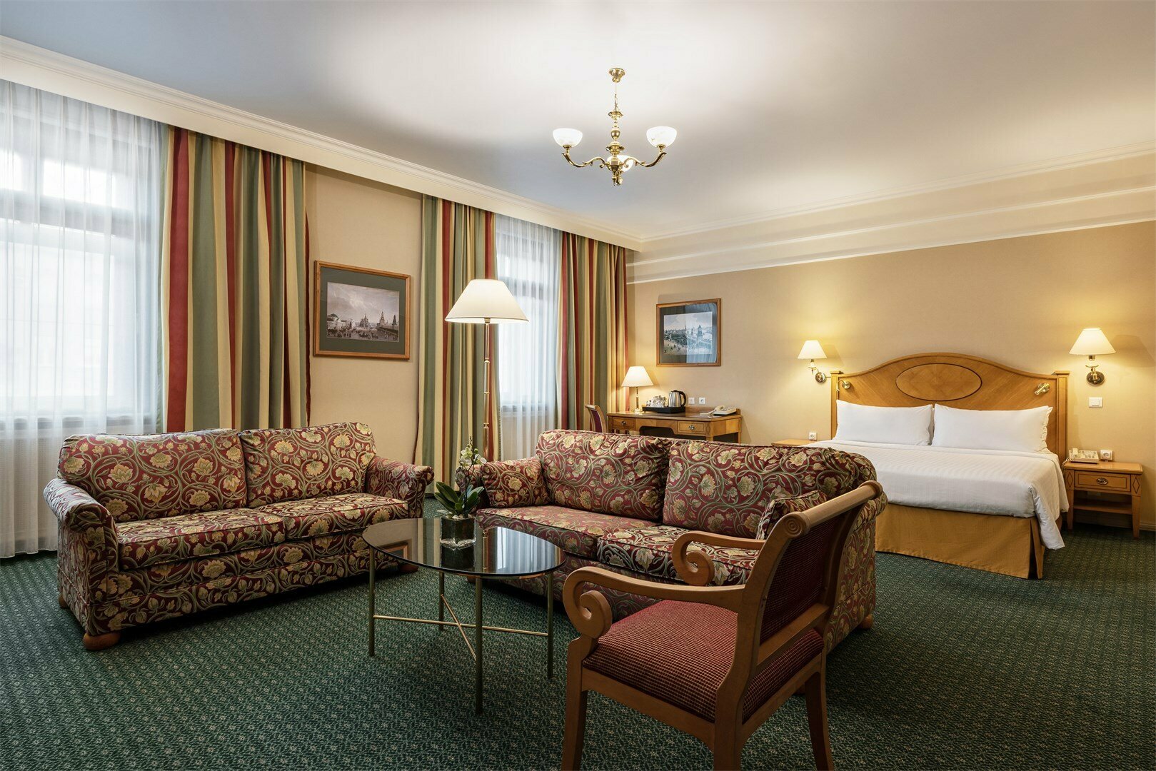 Студио Люкс с одной большой кроватью с доступом в представительскую гостиную