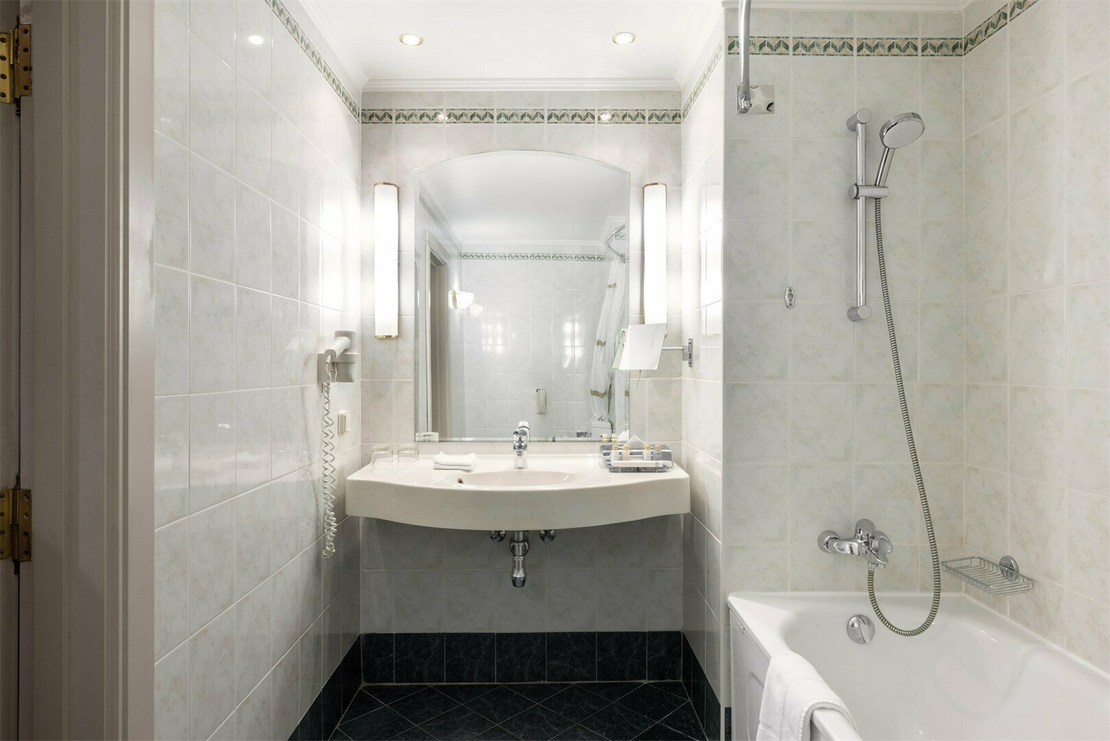 Улучшенный просторный номер с одной большой кроватью