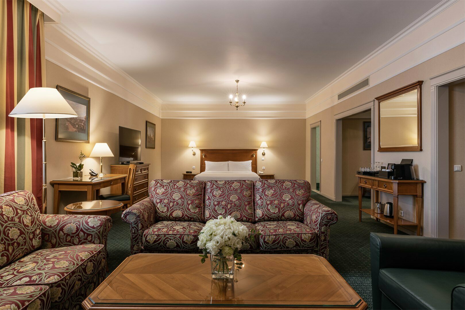 Гранд Студио Люкс с одной большой кроватью с доступом в представительскую гостиную