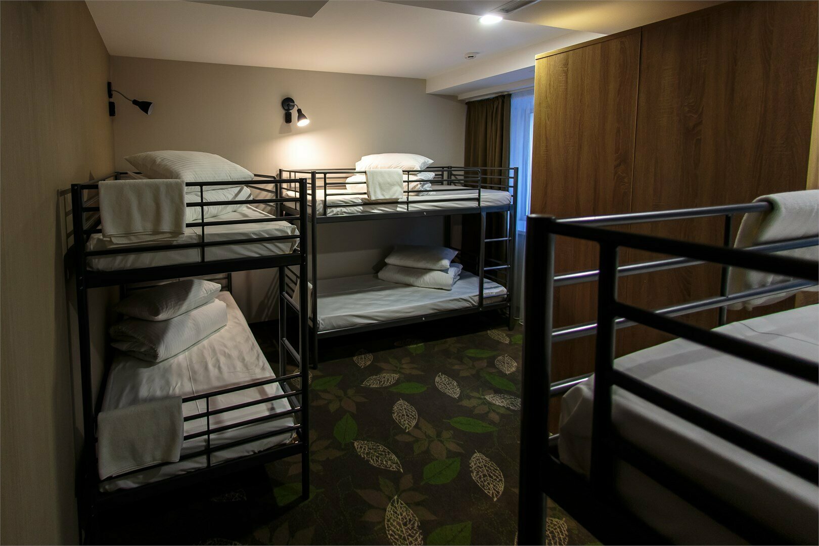 Односпальная кровать в общем номере с 10 кроватями