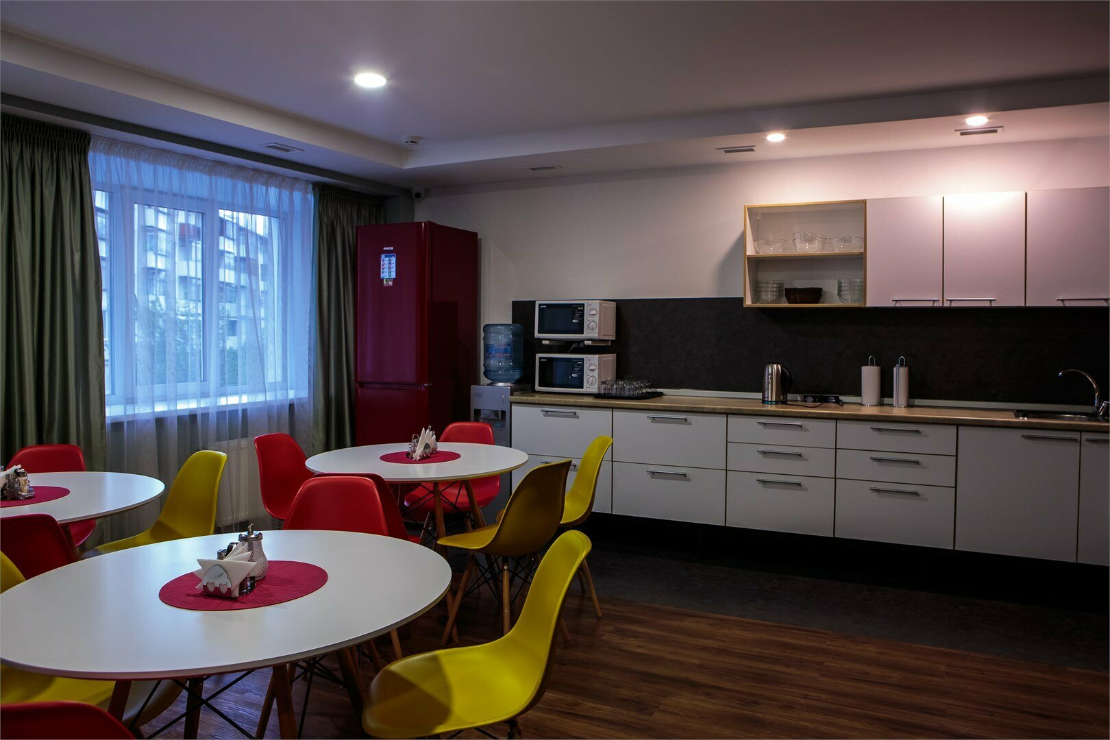 Односпальная кровать в общем номере с 10 кроватями