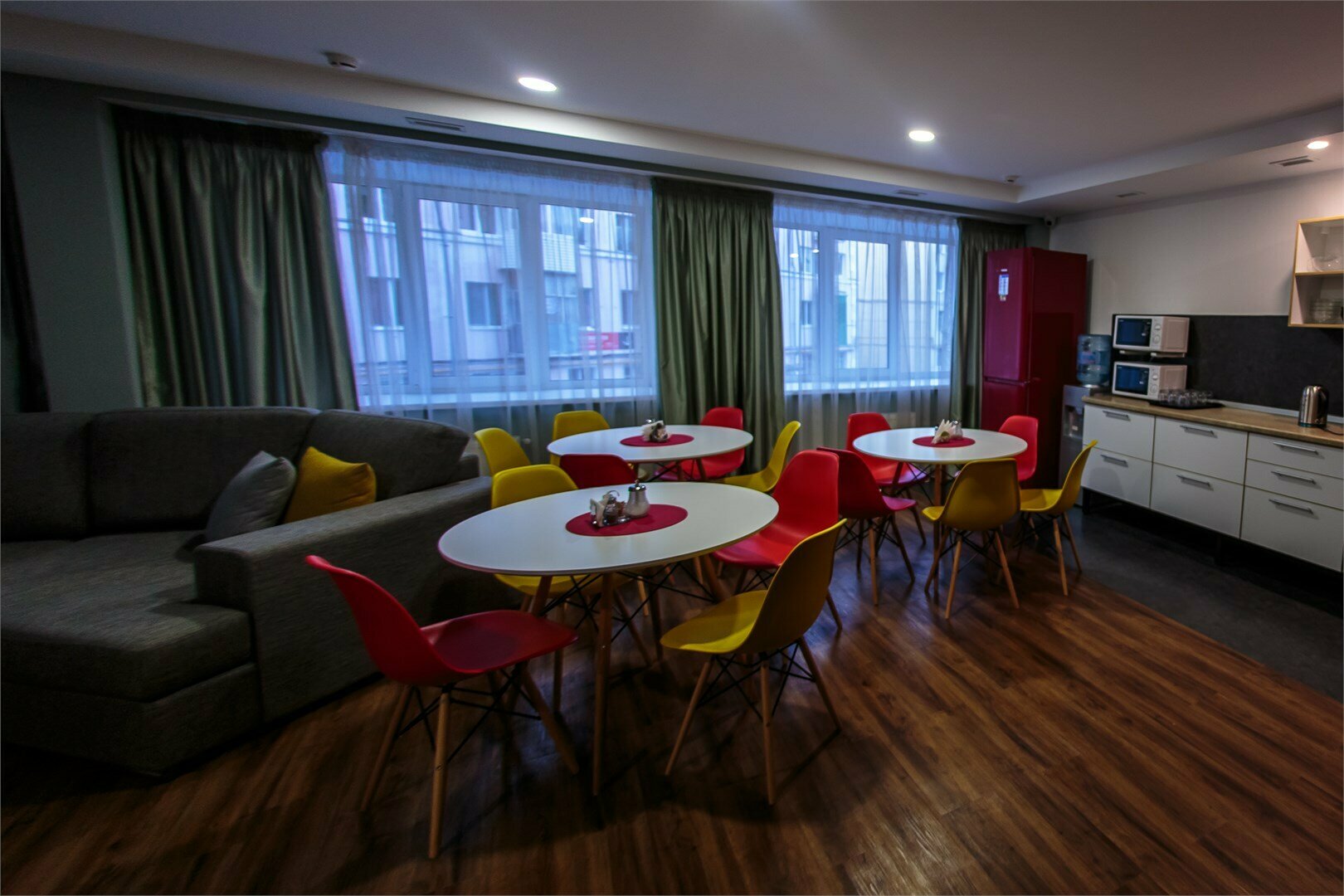 Односпальная кровать в общем номере с 4 кроватями