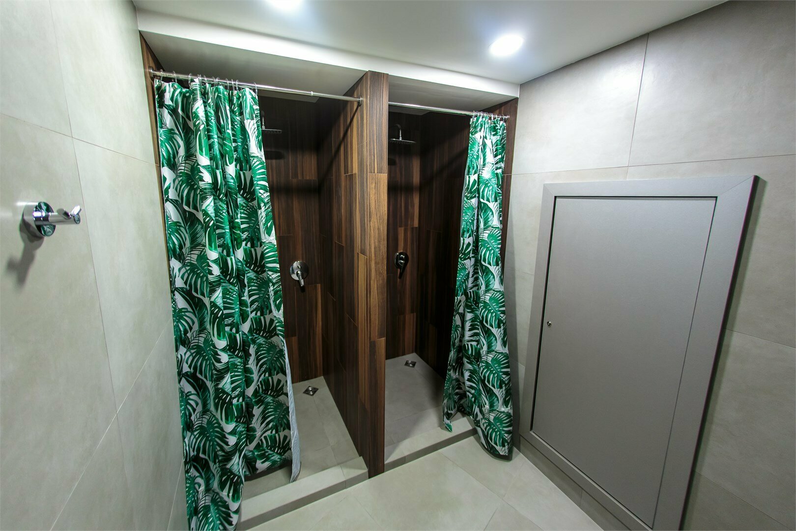 Односпальная кровать в общем номере с 4 кроватями