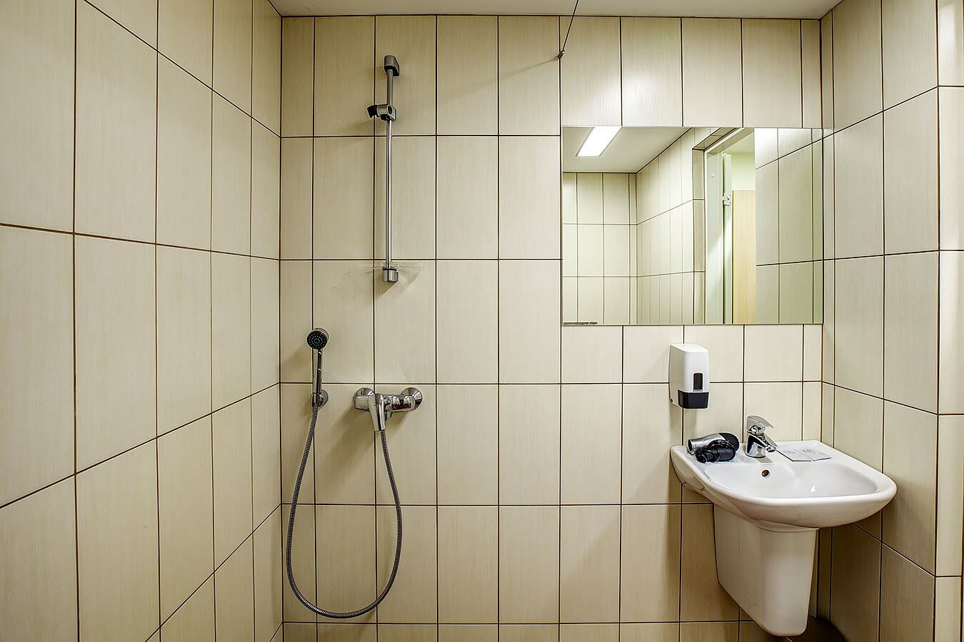 Двухместный номер "Комфорт" с 1 кроватью и выходом во двор