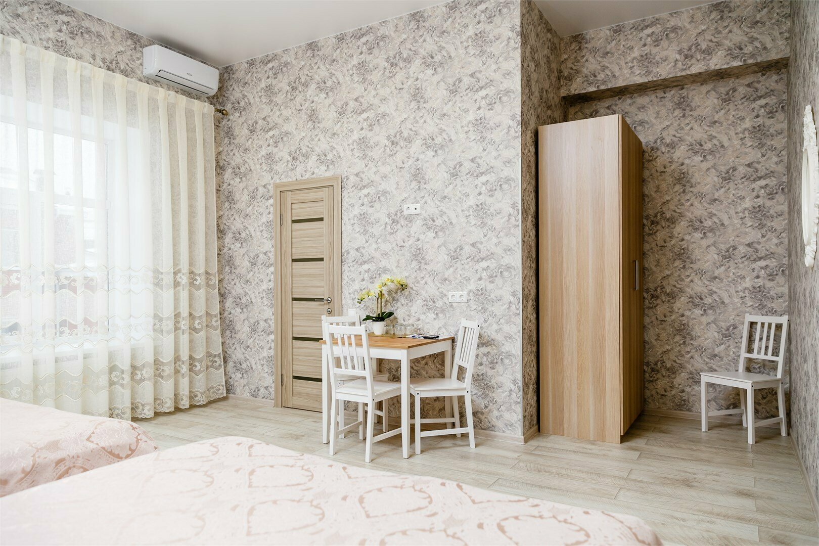 Номер с двумя двуспальными кроватями