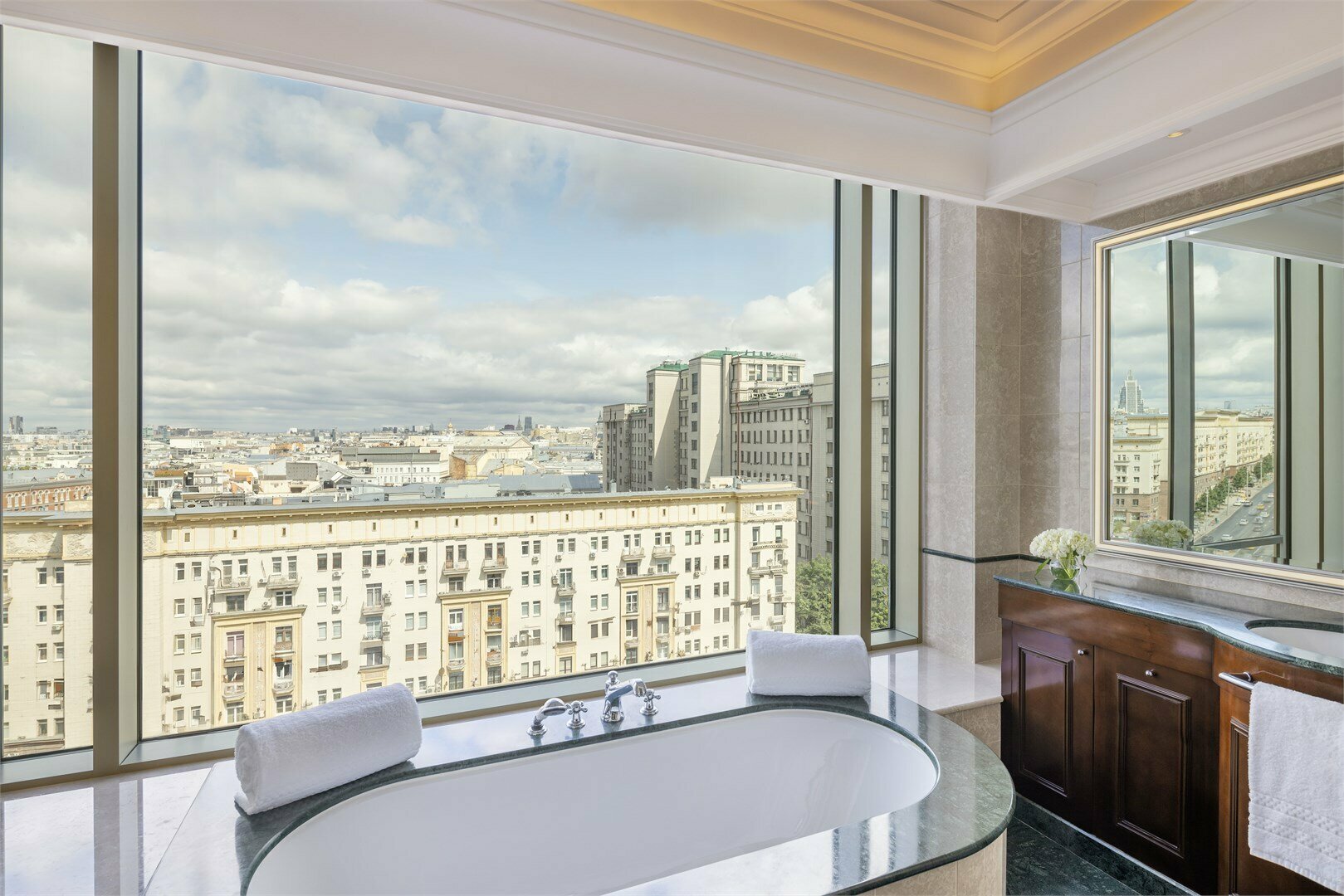 Клубный номер с панорамной ванной с одной кроватью King и доступом в The Carlton Club