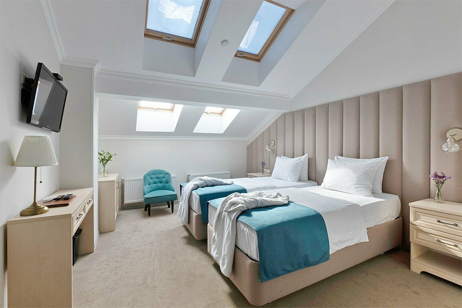 Номер первой категории "двухместный стандарт с 2 кроватями" в мансарде