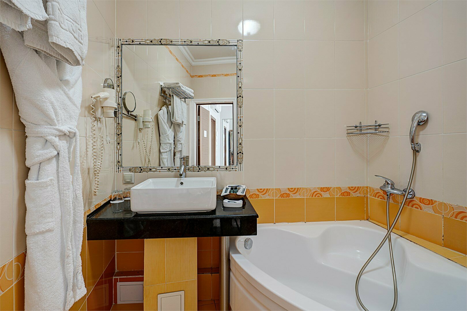 УЛУЧШЕННЫЙ НОМЕР "ДЖУНИОР СЮИТ С ДЖАКУЗИ"