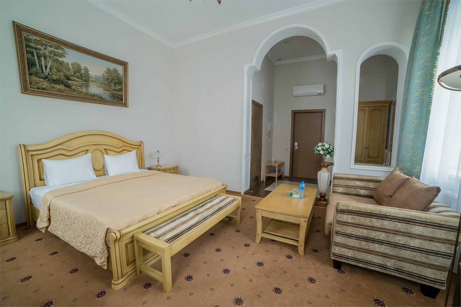 НОМЕР "ДЖУНИОР СЮИТ" с большой кроватью